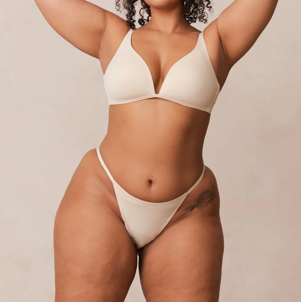 Light Plunge Soutien-Gorge T-Shirt Sans Armatures et String/Culotte Ensemble - Latte